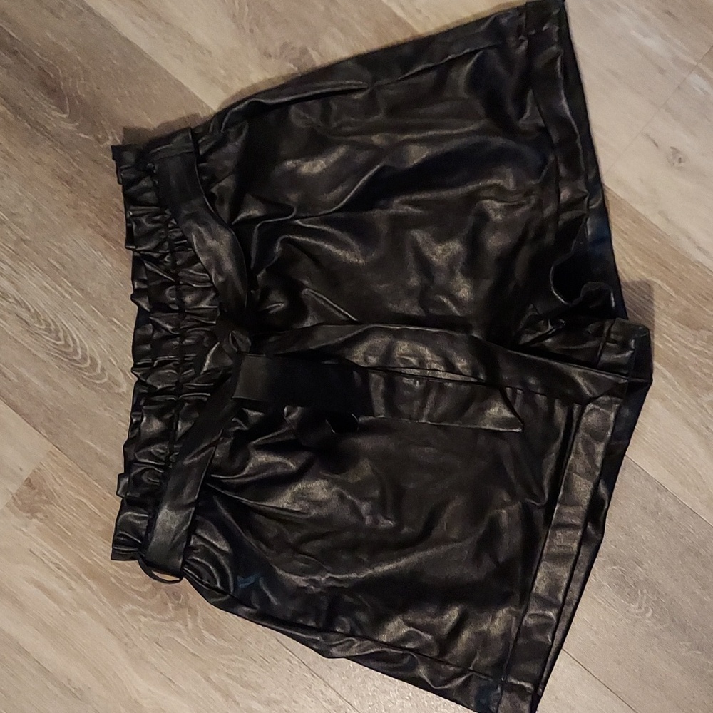 Paperbag high waist belted side pockets PU Leather shorts, size small/ 4